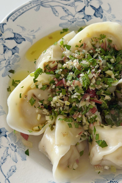 【長谷川あかりさん考案うまだし活用レシピ】薬味たっぷりカレー風味のだし水餃子