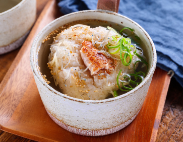 しょうがたっぷり！明太おにぎりのうまだし茶漬け